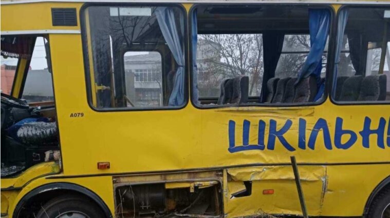 Грузовик столкнулся со школьным автобусом во Львовской области: есть пострадавшие (фото)