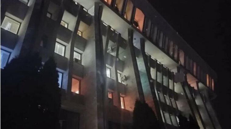 В Бишкеке вспыхнул пожар в "Белом доме"