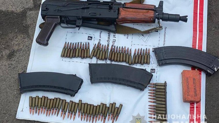 Задержали военнослужащих ВСУ, которые торговали оружием - фото