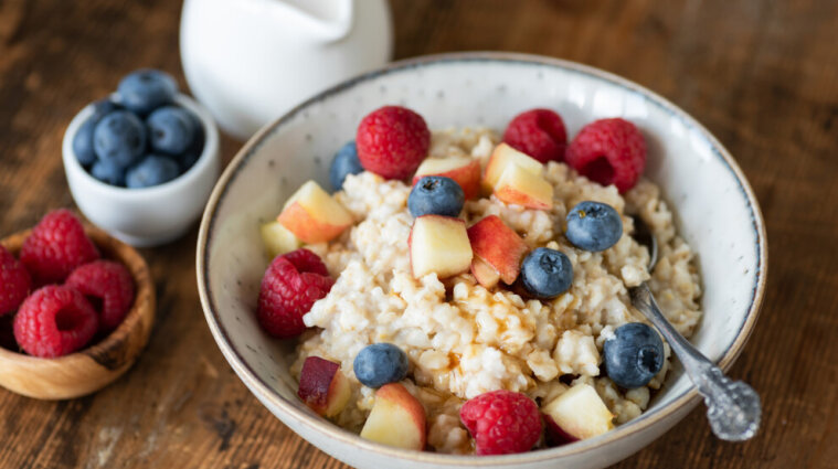 Легкий та корисний сніданок: вівсянка з фруктами і ягодами, яку не потрібно варити
