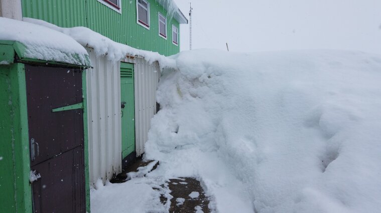 Українських полярників в Антарктиді замітають рекордні снігопади (фото)