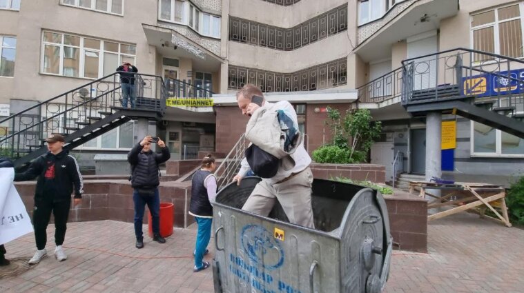 У Києві у смітник відправили екснардепа Чорновола