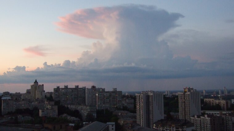 В Киеве появился "атомный гриб" - фото