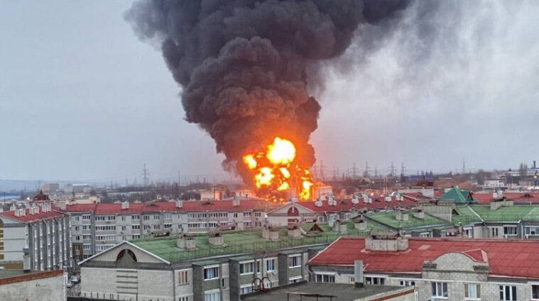 Нефтебаза вспыхнула в Белгороде - фото, видео