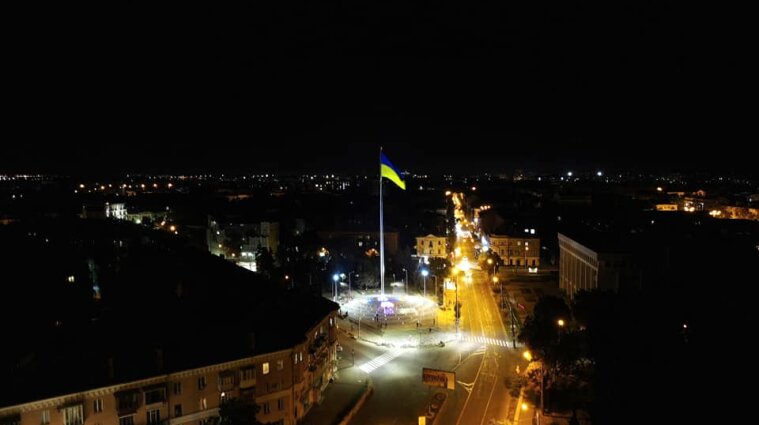 50-метровый государственный флаг подняли на флагшток в Полтаве - видео