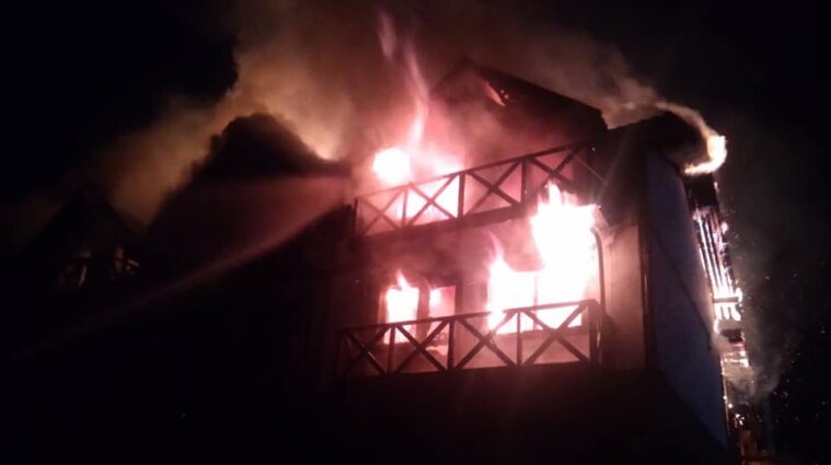В Карпатах загорелся отель: эвакуировали 25 туристов
