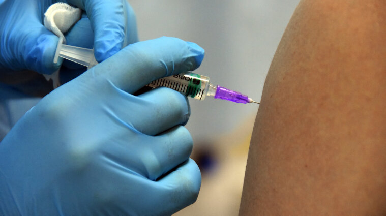 Будут ли действительны прививки, сделанные за границей во время войны: объяснение Минздрава