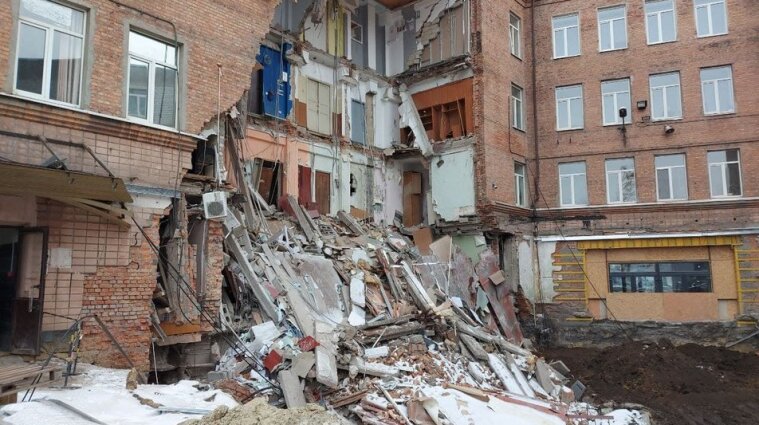 Стена четырехэтажного дома упала в Харькове на тротуар - фото