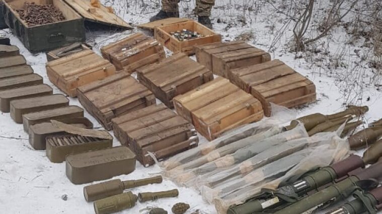 У Луганській області СБУ знайшла склад зброї, боєприпасів та вибухівки