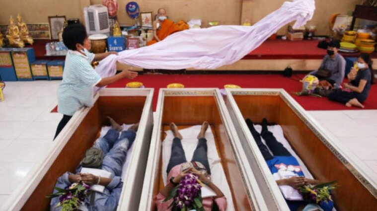 В Таиланде люди начали проводить собственные похороны, чтобы оздоровить психику