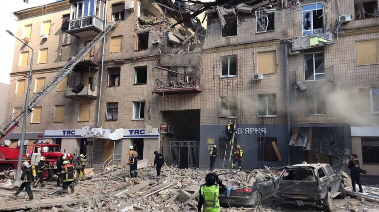Россияне разрушили многоэтажку в центральной части Харькова (фото)