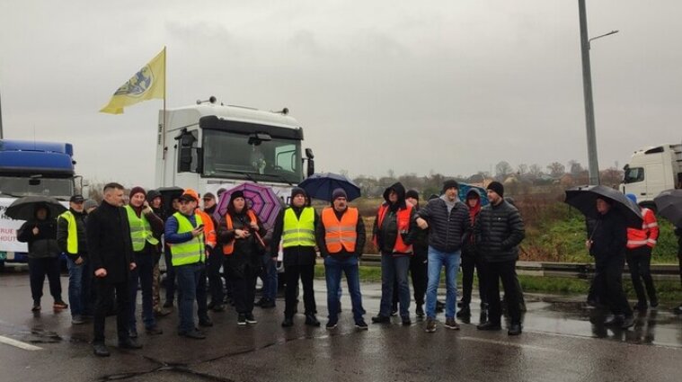 Украинские перевозчики завтра начнут ответную акцию протеста на действия польских фермеров