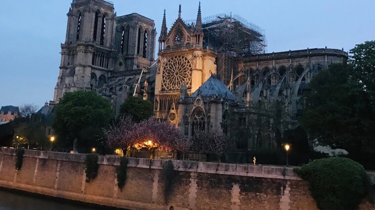 В соборе Парижской Богоматери состоялся первый концерт после разрушительного пожара - видео