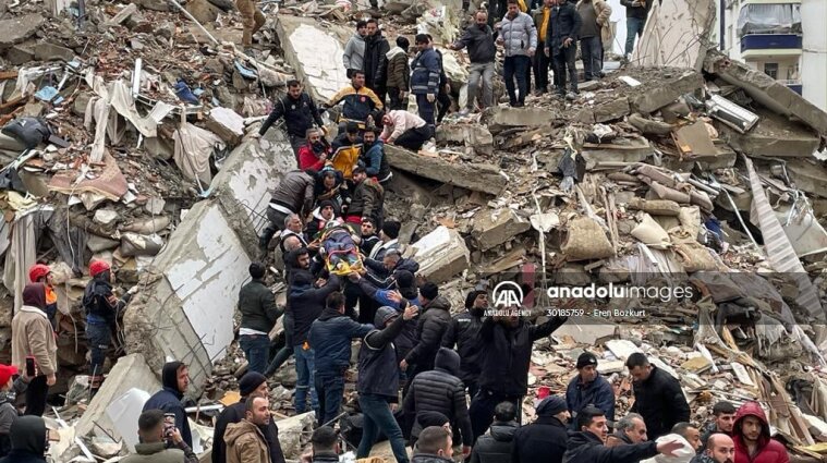Понад 1400 загиблих: наслідки руйнівних землетрусів в Туреччині можуть відчути навіть українці (фото)