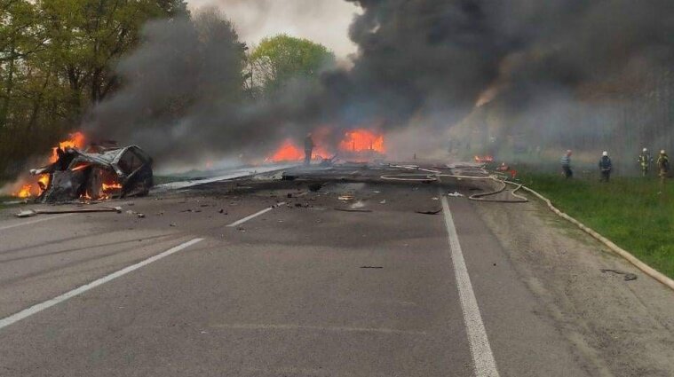 16 людей загинуло в ДТП за участі автобуса, бензовоза та легковика на Рівненщині - фото