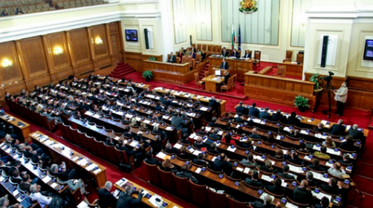У Болгарії депутата через відсутність маски вигнали із зали парламенту