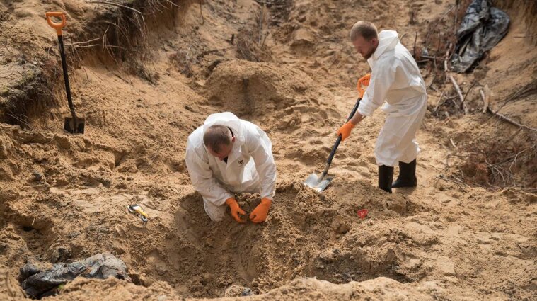 В лесу возле деоккупированного Изюма нашли более 400 могил: тела с признаками пыток (фото)
