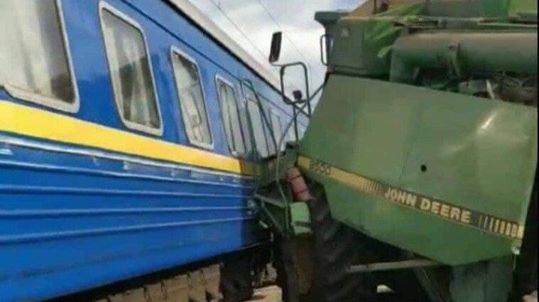 Поезд Бахмут-Львов протаранил комбайн на железнодорожном переезде - фото