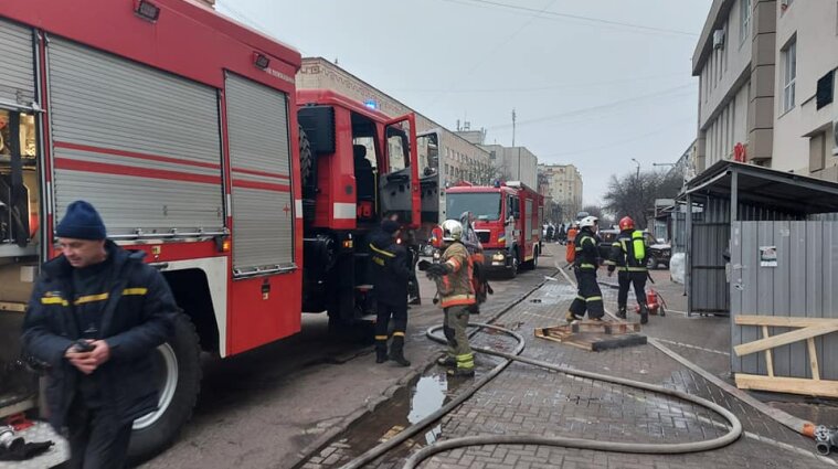 В Ровно горел торгово-развлекательный центр - фото