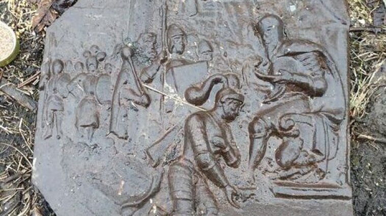 Во Львовской области мужчина выкопал барельеф галицких бояр XIV века