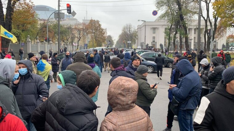У Києві та Вінниці розпочалися сутички "євробляхерів" з поліцією