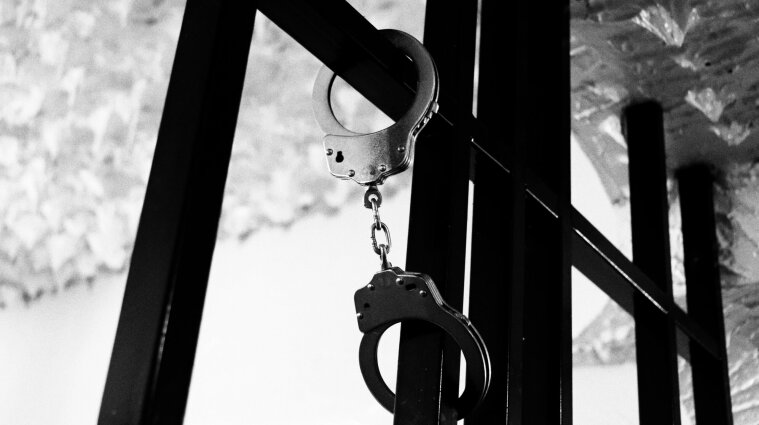 Запер в квартире и насиловал: киевлянин два дня удерживал девушку в сексуальном рабстве