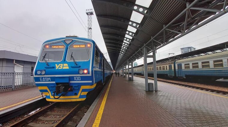 Поїзди Укрзалізниці затримуються через ДТП
