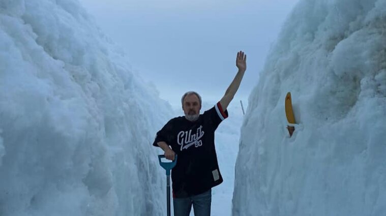 Українські полярники відкопують станцію "Академік Вернадський" від триметрового снігу (фото)