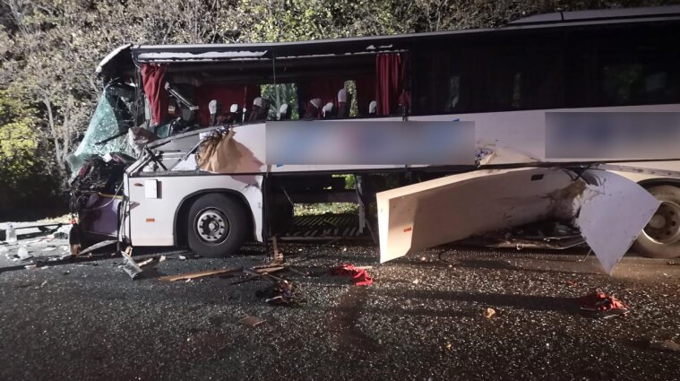В Запорожской области пассажирский автобус столкнулся с трактором: есть жертва