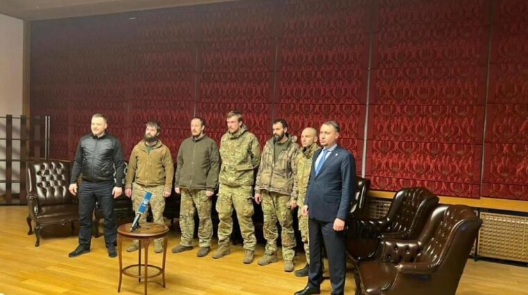 Процедура екстракції: Подоляк пояснив, чому командири "Азову" перебуватимуть у Туреччині до кінця війни