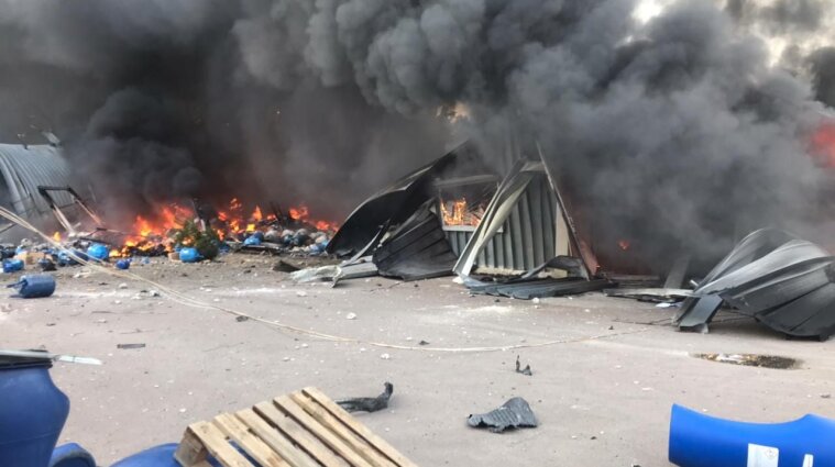 Ракета "Калібр" впала на склади з побутовою хімією на Київщині та підпалила їх - відео