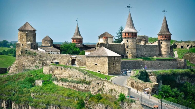 Двенадцать уникальных замков Украины, которые стоит посетить осенью