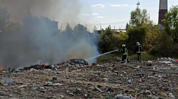 В Киеве вспыхнула свалка на территории предприятия