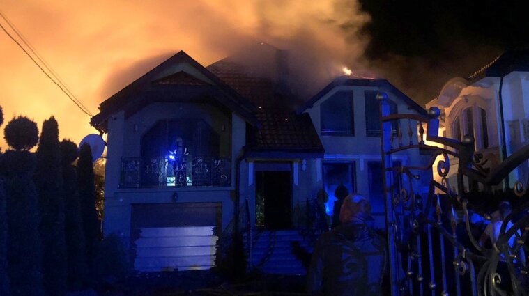 Блискавка підпалила будинок у Закарпатській області - фото