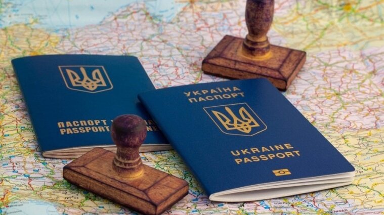 Кто из украинцев должен стать на консульский учет за границей: объяснение юристов