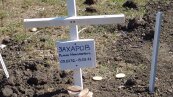 У Маріуполі загиблих внаслідок російських атак ховають просто у дворах багатоповерхівок / Фото: Telegram-канал "Типовий Донецьк",