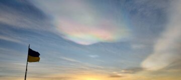 Уникальное природное явление: украинские полярники показали перламутровые облака (фото)