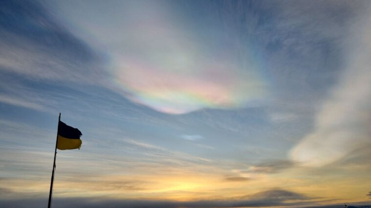Уникальное природное явление: украинские полярники показали перламутровые облака (фото)
