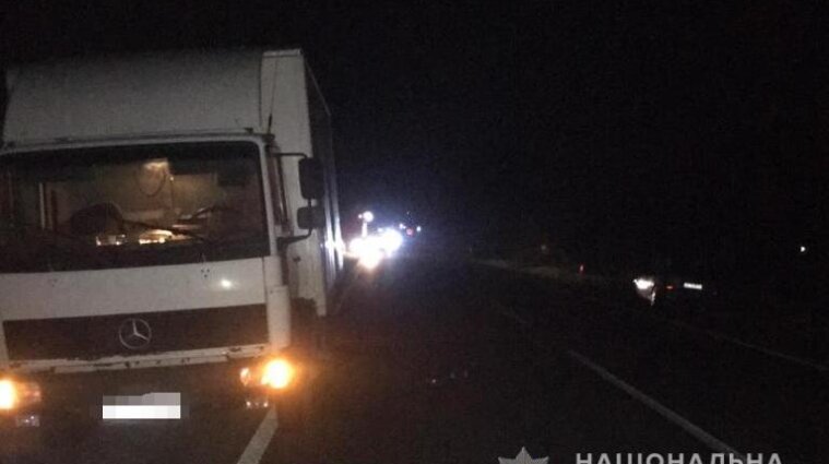 Смертельное ДТП на Закарпатье: водитель грузовика переехал двух пешеходов