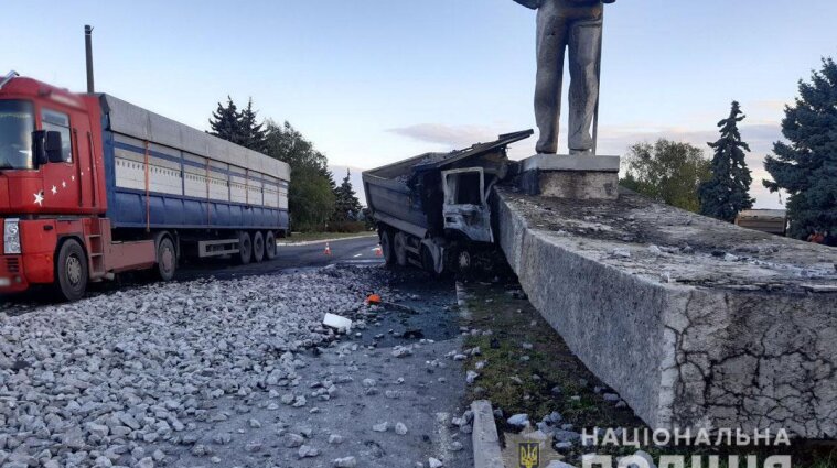 У Маріуполі вантажівка врізалася в монумент - є загиблий (фото)
