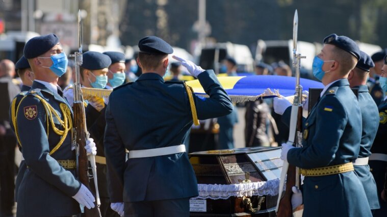 Президент нагородив медалями загиблих військових та курсантів в авіакатастрофі АН-26