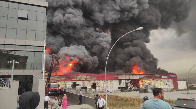 Крупный пожар на логистических складах вспыхнул в Стамбуле - видео