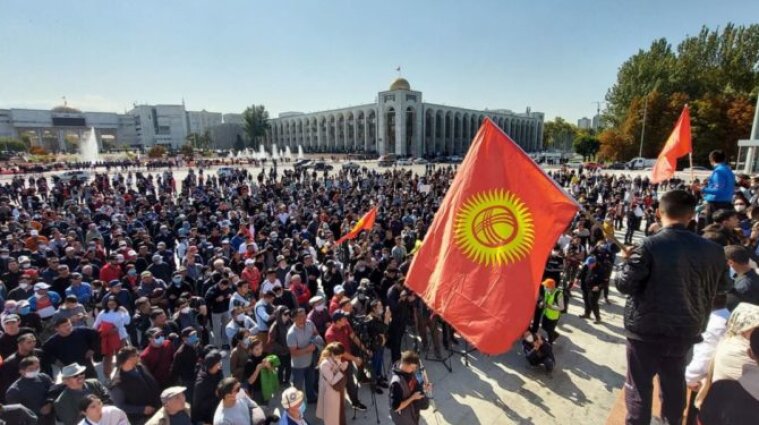 Спецназ начал силовой разгон митинга активистов в Бишкеке