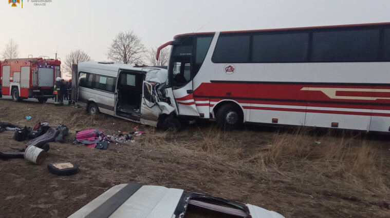 Микроавтобус с переселенцами попал в ДТП в Хмельницкой области: погибли семь человек