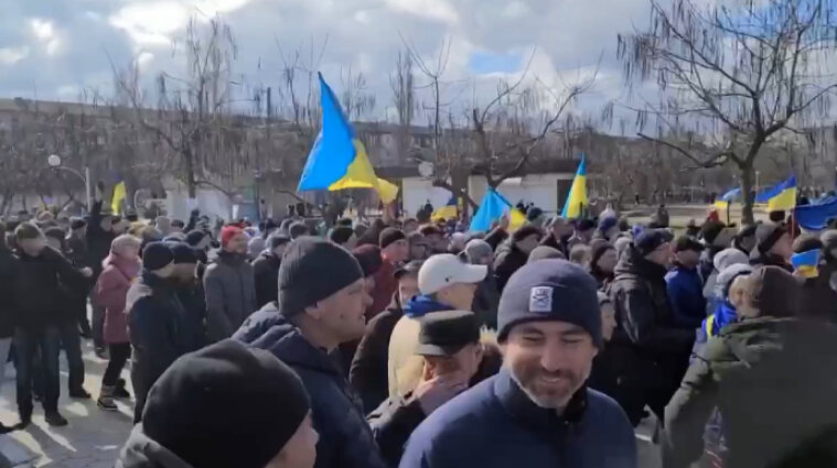 Город в цветах украинского флага: жители Новой Каховки вышли на митинг против российской оккупации (видео)