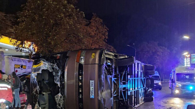 В Киеве перевернулся автобус: пострадали 18 человек - фото