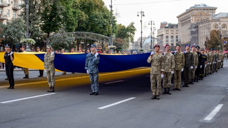 На параде ко Дню Независимости военные будут нести 30-метровый флаг Украины