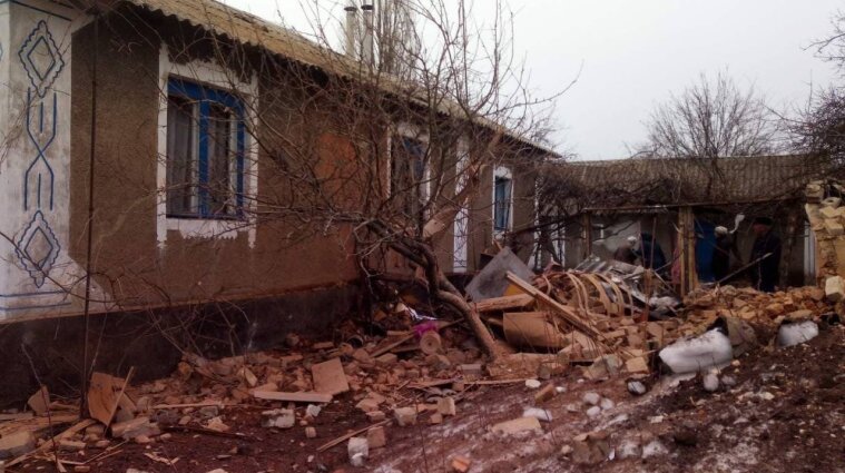 На Донбасі бойовики обстріляли близько 30 населених пунктів (фото, відео)