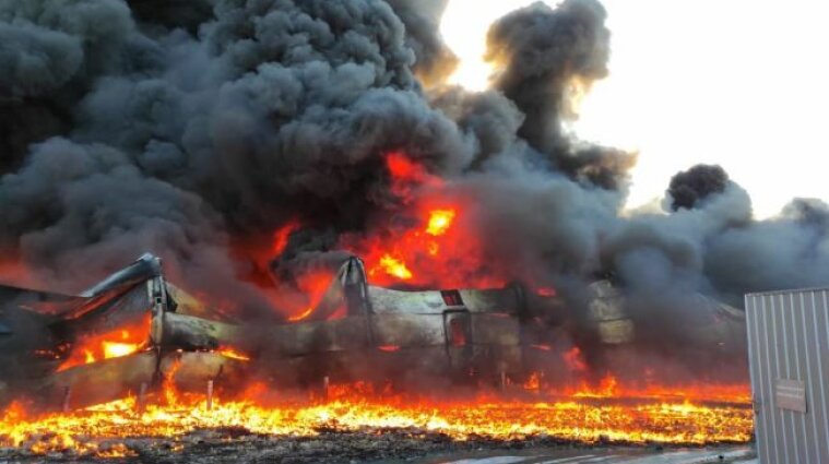 У Сумах загорівся склад через обстріли окупантів - фото, відео