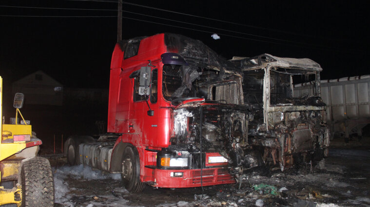 Чуть не сожгли автопарк: в новогоднюю ночь в Хмельницкой области горели грузовики - видео